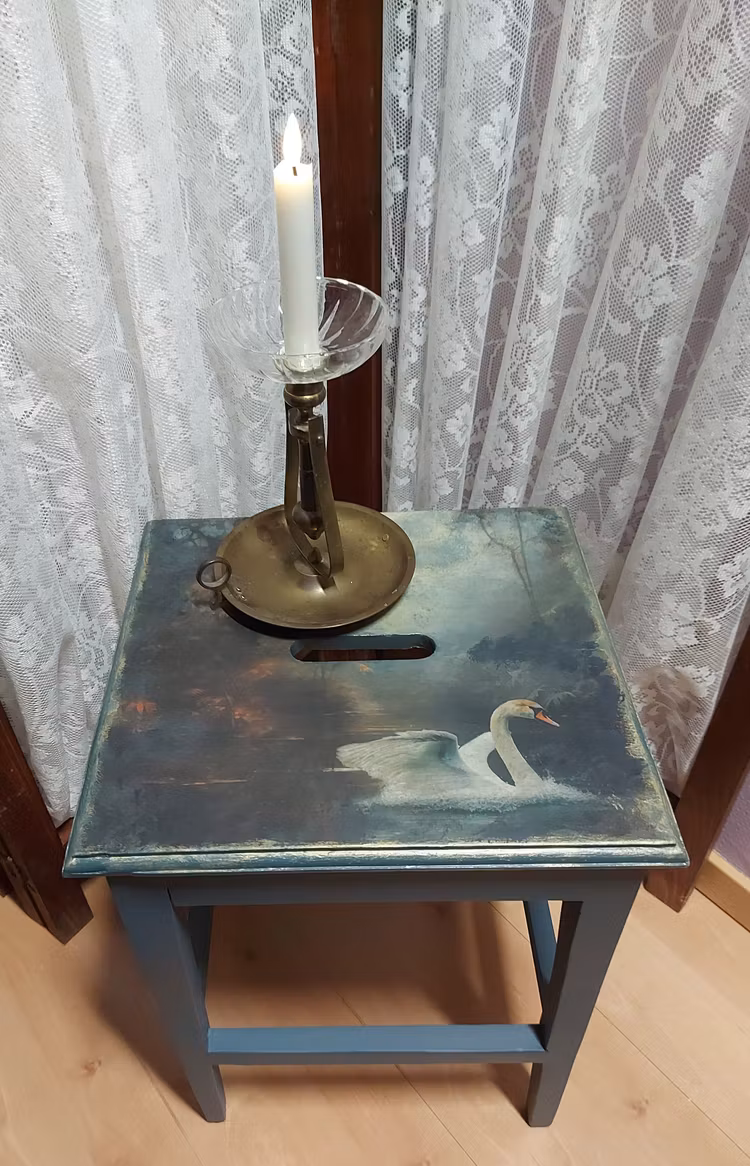 Pall med decoupage "Svansjön"
