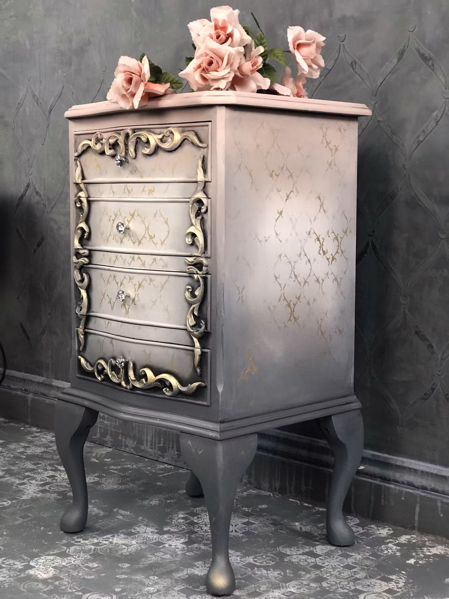 SCHABLON - Posh Chalk Stencil - Mystery Thorns - Photo Credit @Poshchalk