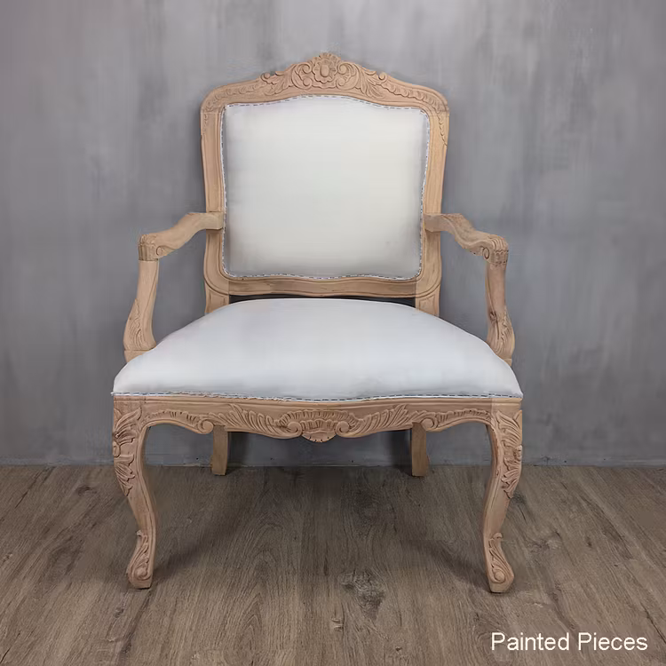 Stor handsnidad karmstol tillverkad av certifierad och hållbart odlad mahogny.