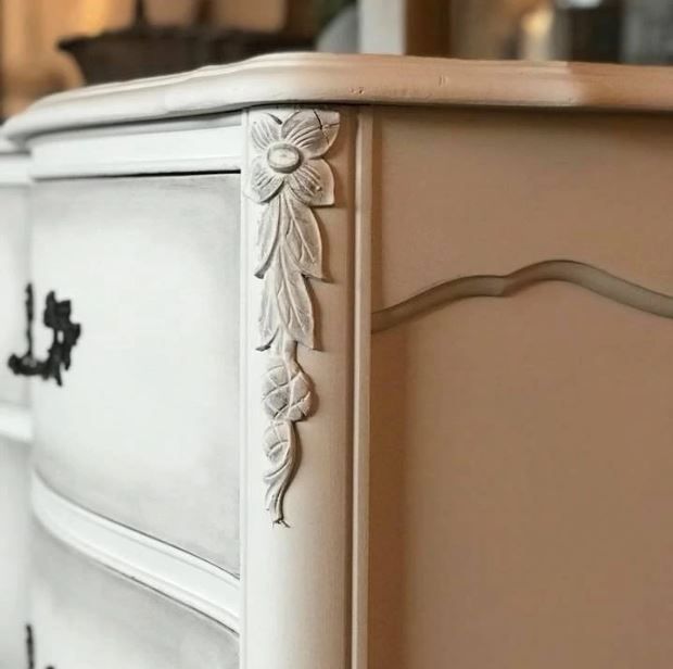 Dixie Belle Chalk Mineral Paint i kulören Fluff  tillsammans med Best dang Wax i kulören Grunge Grey. Credit: Coris Furniture Simply Unique