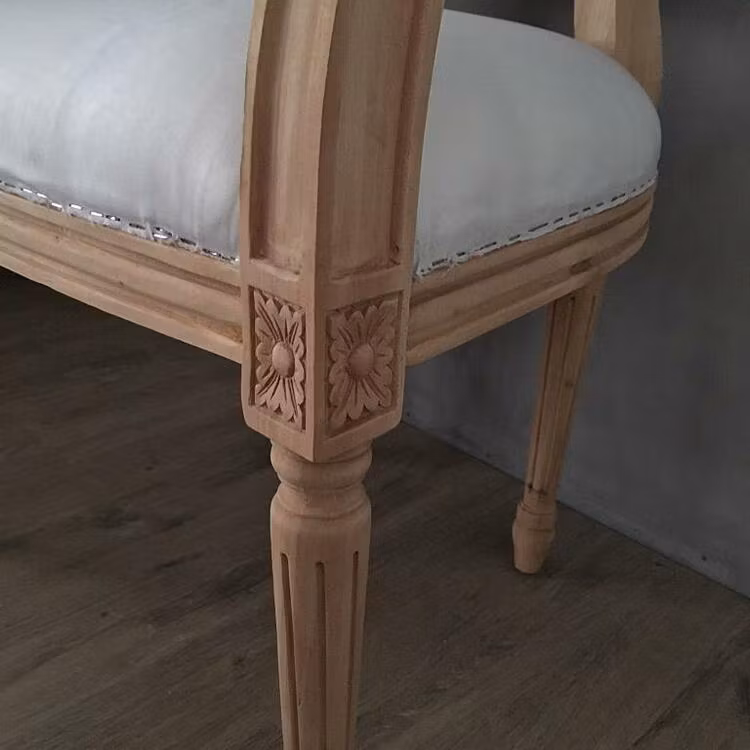 Stor handsnidad karmstol tillverkad av certifierad och hållbart odlad mahogny
