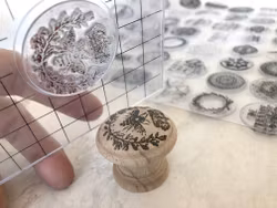 IOD Akrylblock för stämpling av möbelknoppar 15.5x10cm