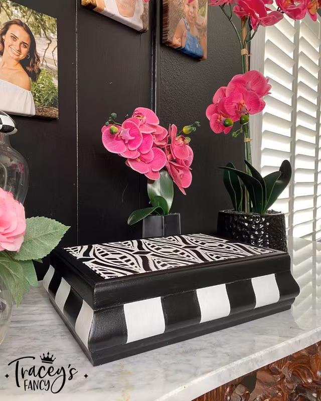 SCHABLON - Belles and Whistles Stencil - GEOMETRIC MODERNE - Photo Credit: @traceysfancy