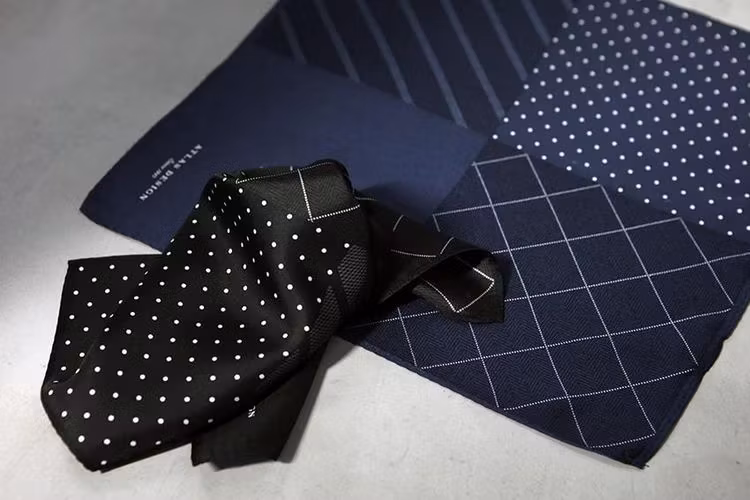 Blå näsduk med fyra olika mönster - Atlas Design