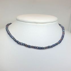 Små blå pärlor i trendigt kort halsband 45-49cm