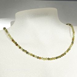 Halsband med fasettslipad grossular granat 2 mm