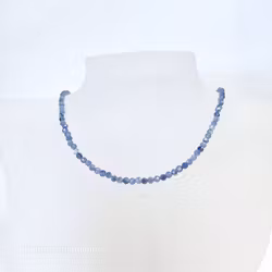 Halsband med ljusblå fasettslipad 3 mm kyanit
