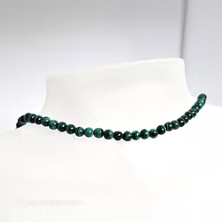Halsband med malakit 6 mm med silverlås