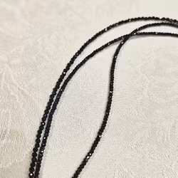 Halsband med glittrig fasettslipad 3 mm svart spinell