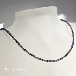 Halsband med 2 mm fasettslipad iolit