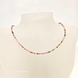 Halsband med fasettslipad 2-3 mm flerfärgad turmalin
