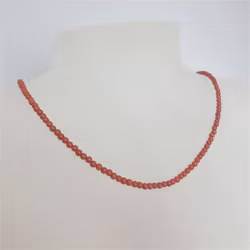 Halsband med röd 4 mm korall