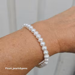 Armband med mindre vita pärlor på resår