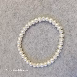 Armband med mindre vita pärlor på resår