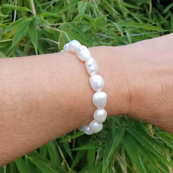 Armband med vita pärlor på resår