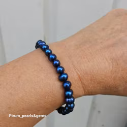 Armband med klarblå pärlor på resår
