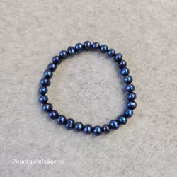 Armband med klarblå pärlor på resår