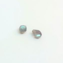 Labradorit liten fasettslipad droppe 4x6 mm