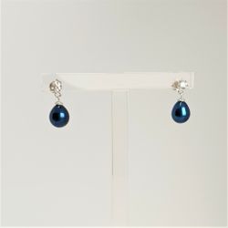 Blå droppformade pärlor 7,5 mm på silverstift