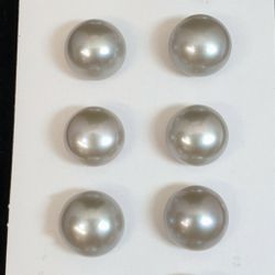 Silvergrå buttonformade pärlor 8-8,5 mm.