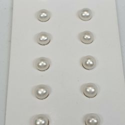 Små button vita pärlor halvborrade 4-4,5 mm