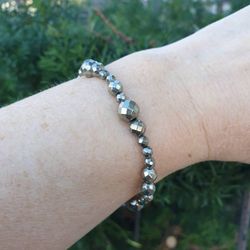 Armband med fasettslipad pyrit 4,6 och 8 mm på resår
