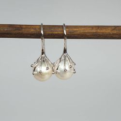 Pärlörhängen med vacker silverkrok och vit pärla