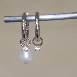 Liten cubic zircon på silverögla