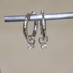 Liten cubic zircon på silverögla