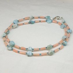 Halsband med korall, larimar och apatit