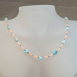 Halsband med korall, larimar och apatit
