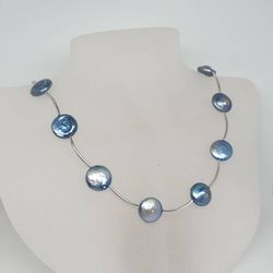Halsband med ljusblå mynt-pärlor med silverstavar