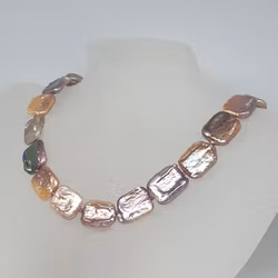 Halsband med rosatonade naturfärgade fyrkantiga metallic pärlor