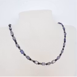 Halsband med fasettslipad iolit och blå sunstone