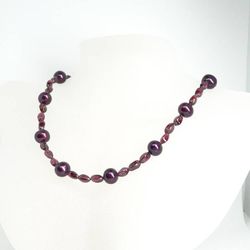 Halsband med granat och vinröda pärlor