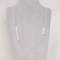 Silverkedja paperclip med vita pärlor