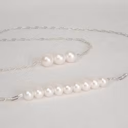 Silverkedja paperclip med vita pärlor