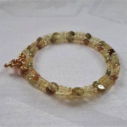 Halsband med prehnit och granat