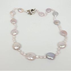 Halsband med rosa naturfärgade myntpärlor