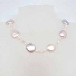 Halsband med rosa naturfärgade myntpärlor