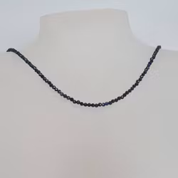 Halsband med fasettslipad 3mm safir