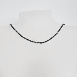 Halsband med glittrig fasettslipad svart spinell