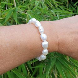 Armband med vita pärlor på resår