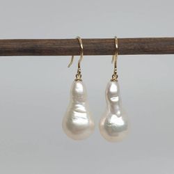 Vit lång barock pärla 18K guldkrok