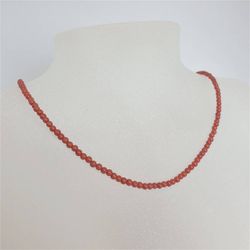 Halsband med röd 2 mm korall