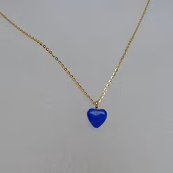 Halsband med förgylld silverkedja och hjärta i lapis lazuli