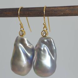 Örhänge med silvergrå barockpärla på silverkrok