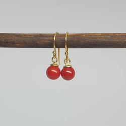 Örhänge med korallboll på förgyllt silver