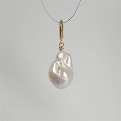 Vit barockpärla på förgyllt silverhänge