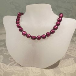 Halsband med vinröda pärlor